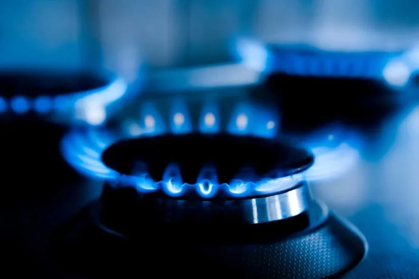 Fiamma di un fornello a gas su sfondo nero, simbolo del confronto offerte gas