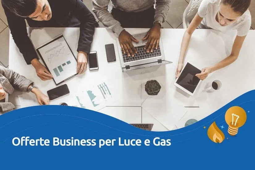 Scrivania ufficio con laptop, lampada e bolletta business, simbolo del confronto tariffe partita IVA