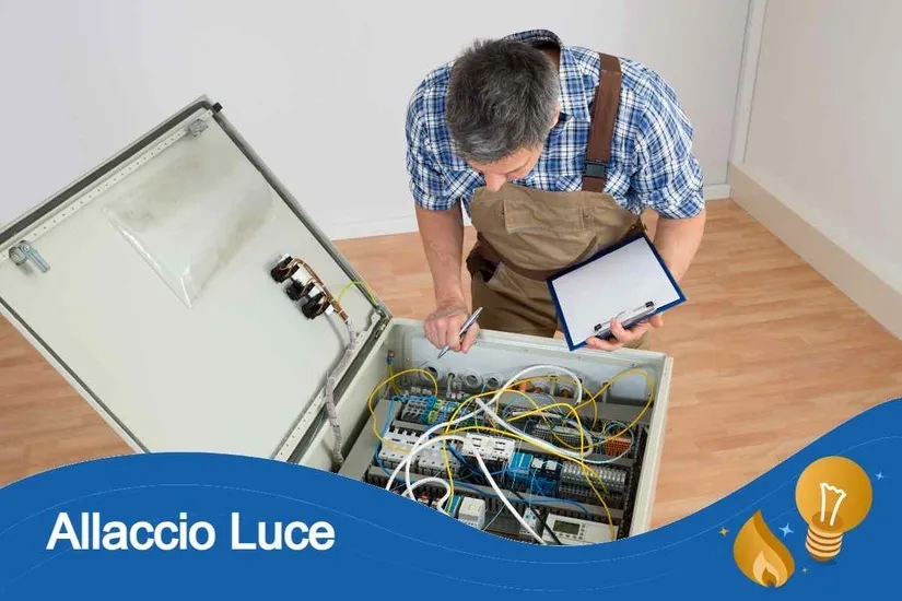 Tecnico installa un nuovo contatore della luce a parete in una casa di nuova costruzione