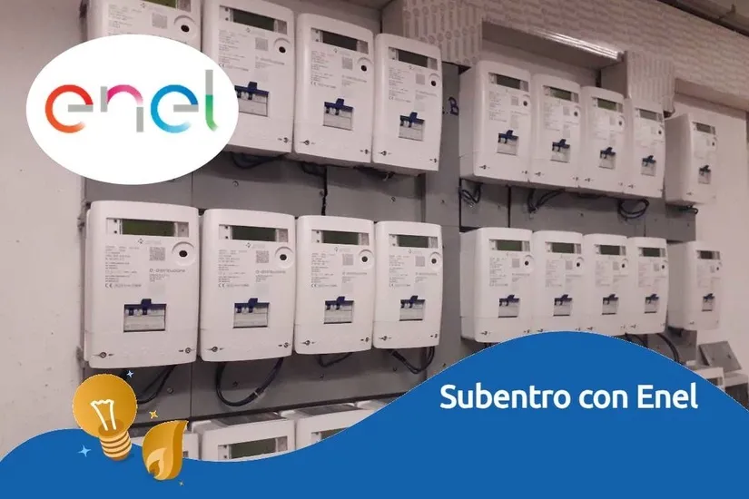 Tecnico che riattiva un contatore della luce sigillato, simbolo del subentro