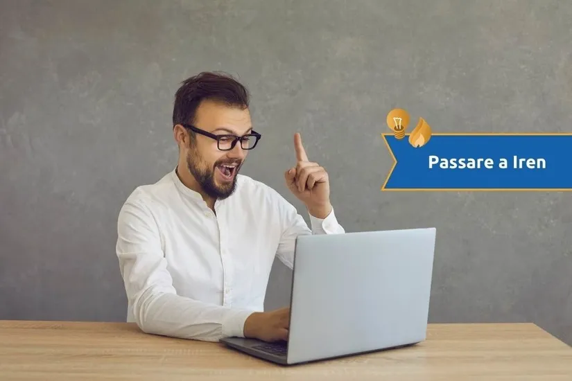 Persona davanti al laptop firma un nuovo contratto luce e gas con Iren