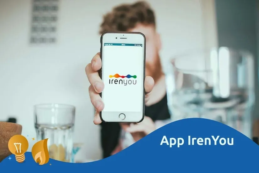 Smartphone con l'app IrenYou aperta sulla schermata principale dei consumi