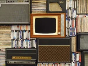 Telecomando della TV su una bolletta della luce con la voce del canone RAI evidenziata
