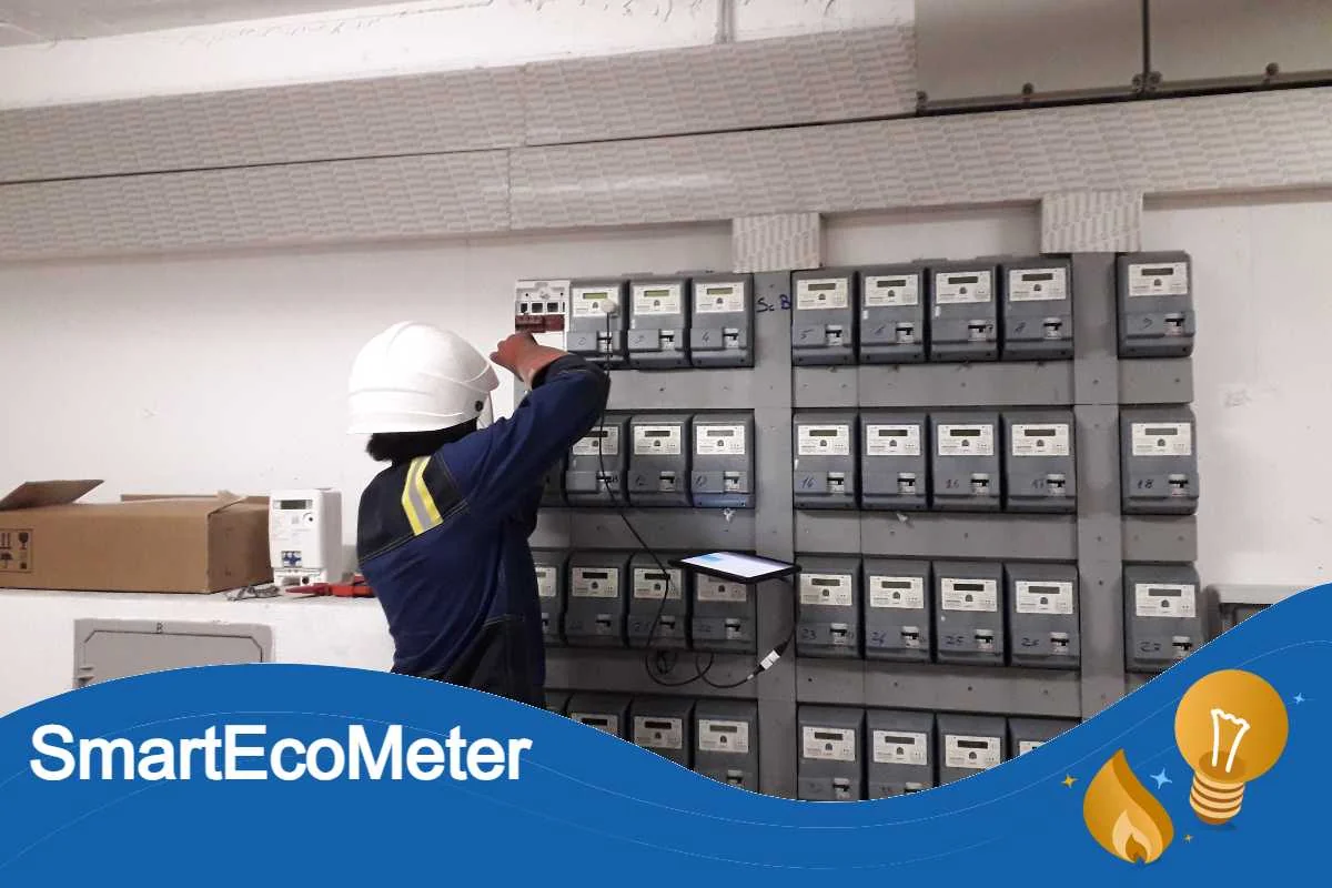 Contatore SmartEcoMeter installato in casa con display LED attivo